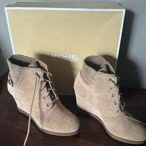 MK - Carrigan Wedge - Suede  8.5 M. - Khaki color